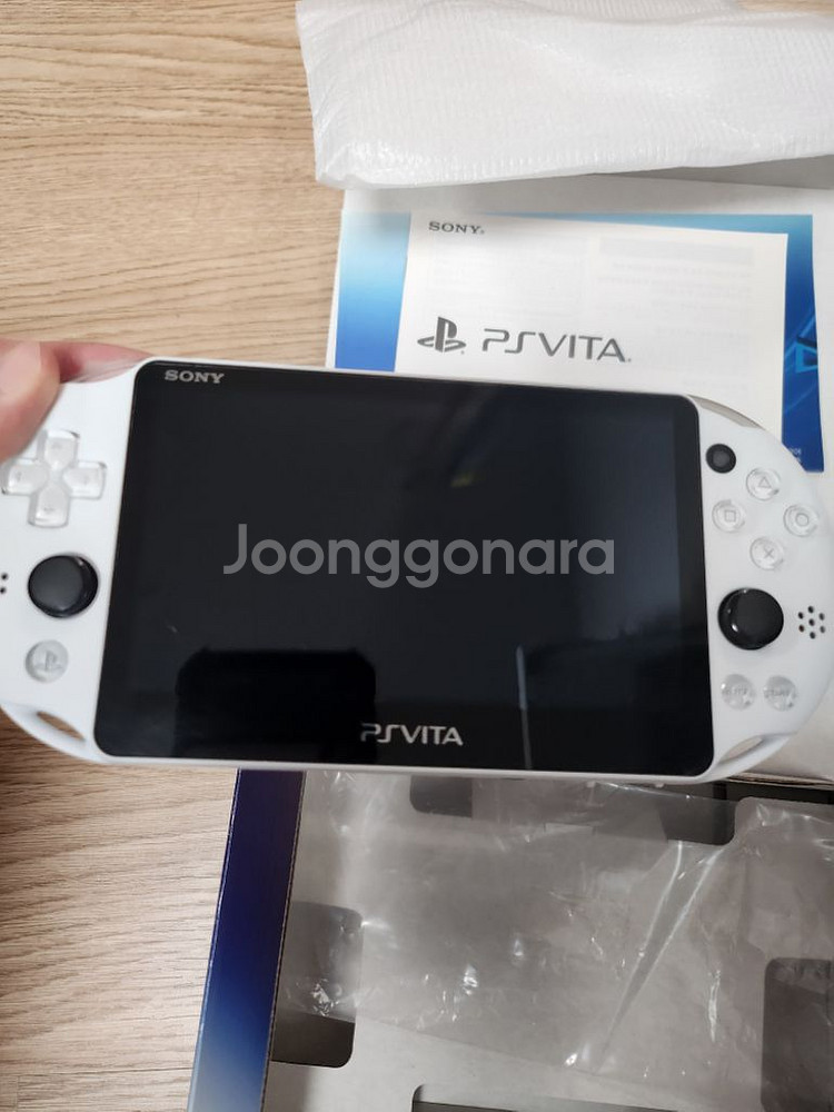 PS VITA2세대 화이트 색상 판매합니다.--1