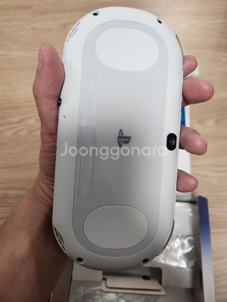 PS VITA2세대 화이트 색상 판매합니다.--2