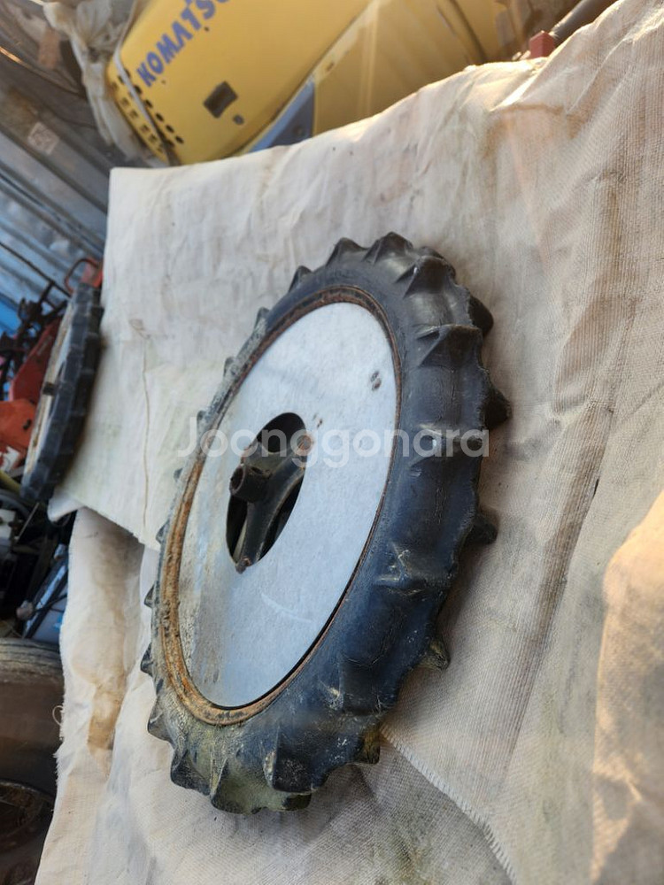 동양 구형 승용이앙기 발통 타이어 팝니다--4