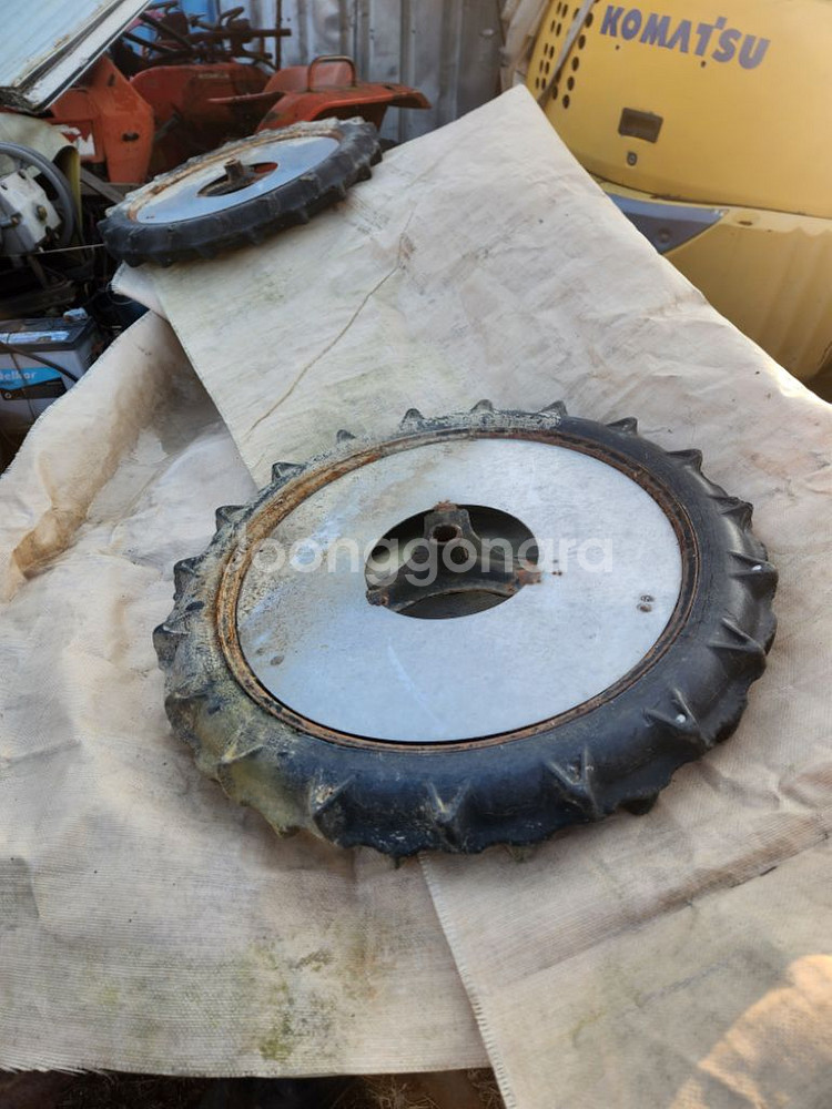 동양 구형 승용이앙기 발통 타이어 팝니다--5