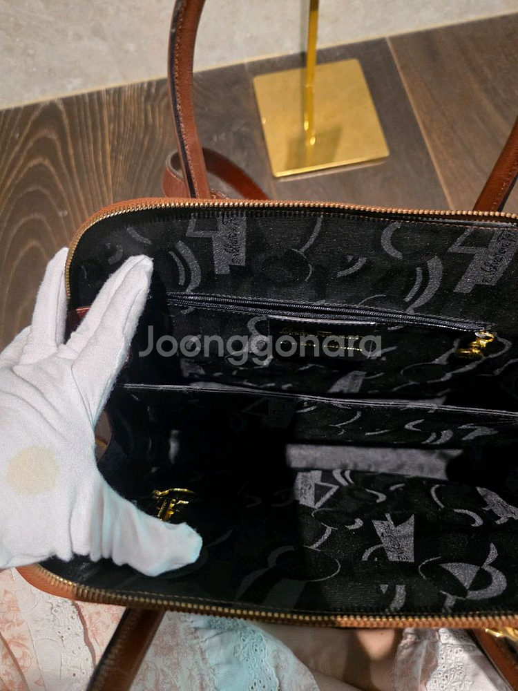 택포 페라가모 카프스킨 금장토트백--3