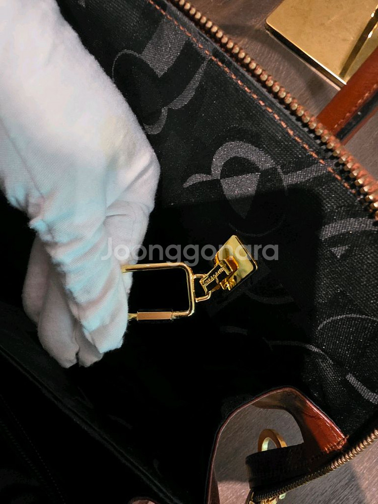 택포 페라가모 카프스킨 금장토트백--5