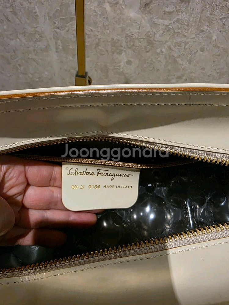 택포 페라가모 카프스킨 금장토트백--3