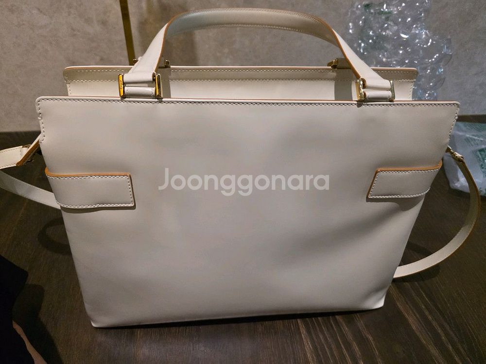 택포 페라가모 카프스킨 금장토트백--8