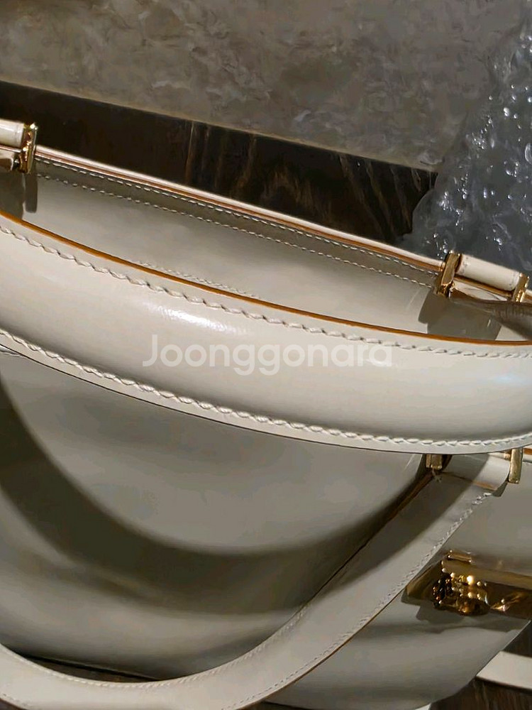 택포 페라가모 카프스킨 금장토트백--7