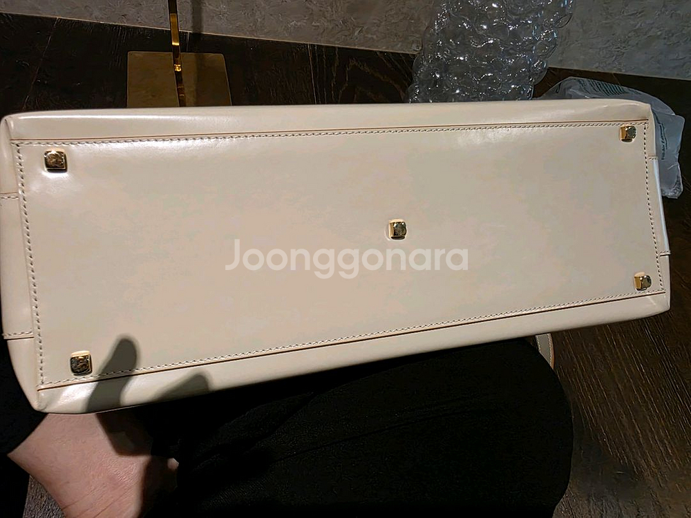택포 페라가모 카프스킨 금장토트백--9