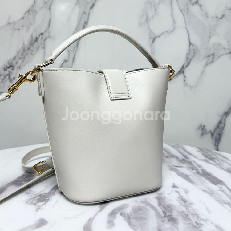 셀린느 버킷 루이즈백 화이트--3