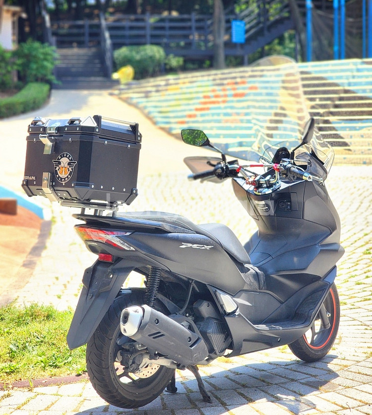 21년식 PCX125 ABS 블랙 8천키로 팝니다--2