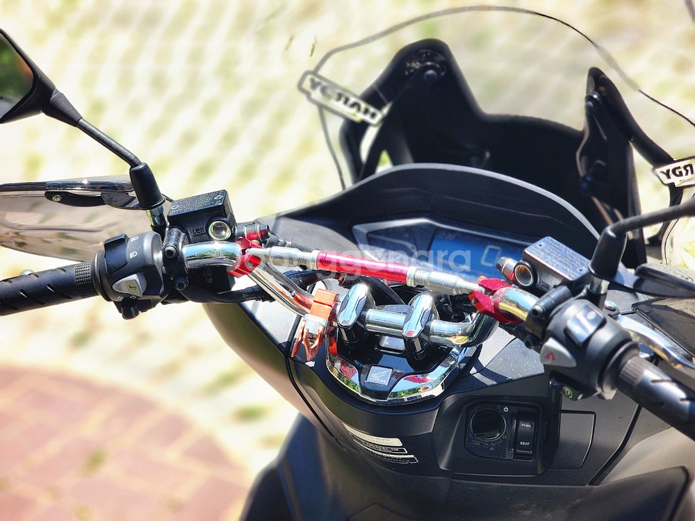 21년식 PCX125 ABS 블랙 8천키로 팝니다--6