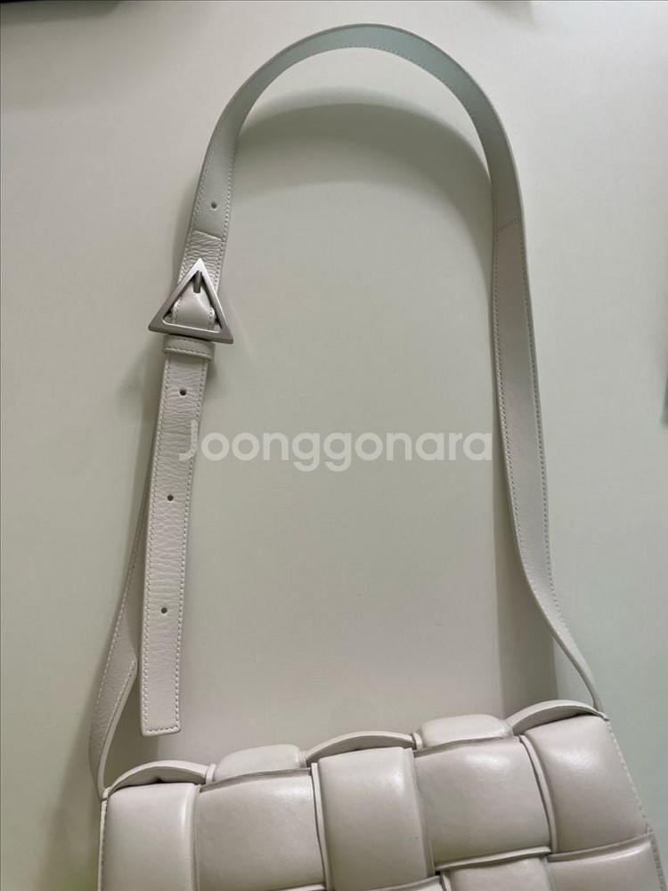 보테가 베네타 패딩 카세트백 화이트(실버)--1