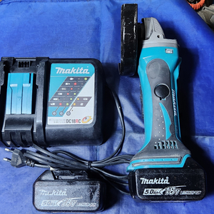마끼다 18v 충전그라인더 DGA402 팝니다