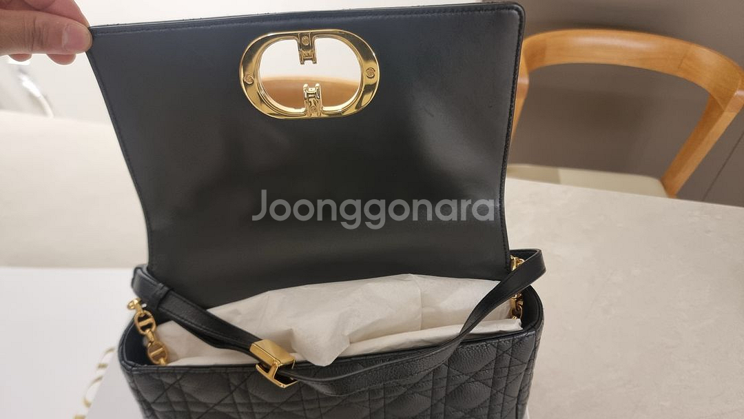 디올 카로백 미디움 블랙 금장--1