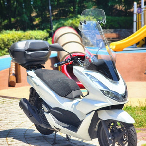 21년식 PCX125 ABS 화이트 2700키로 팝니다