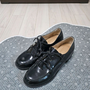 블랙 애나멜 로퍼 구두