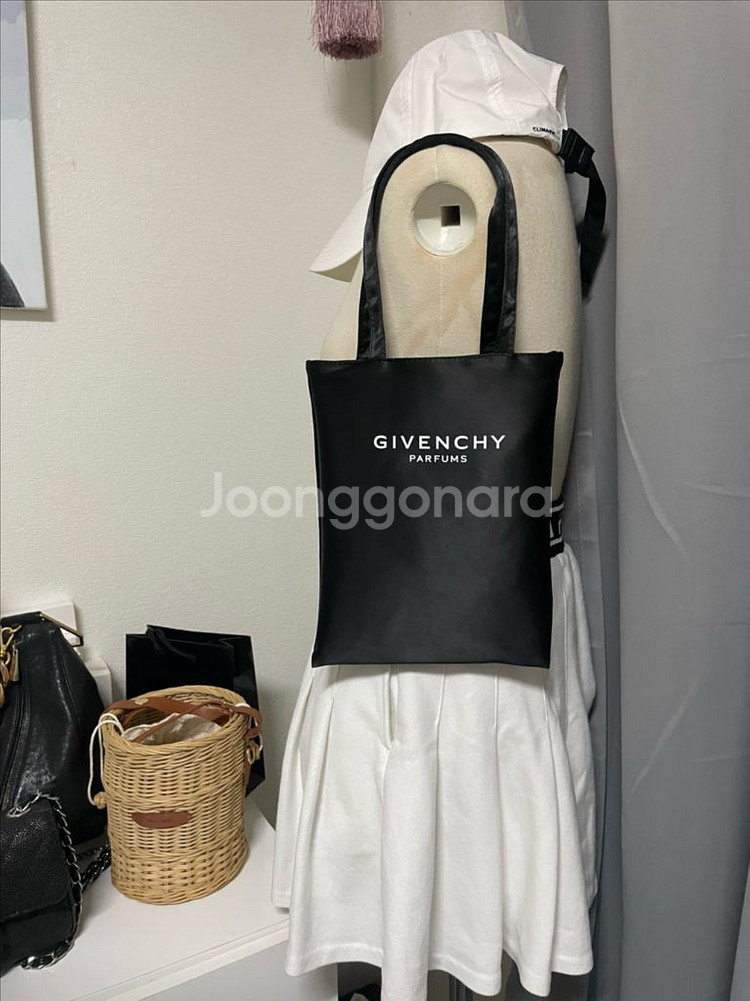 정품) 새제품 지방시 새틴 토트백--0
