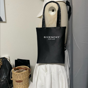 정품) 새제품 지방시 새틴 토트백