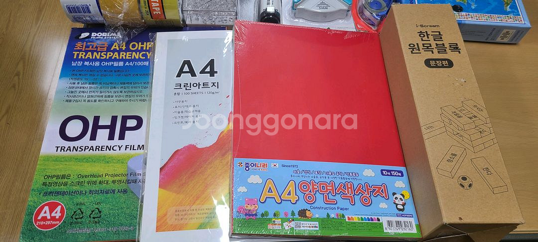 여러가지 문구류. 색종이,색상지, 붓,테이프,포스트잇--3