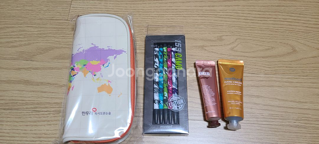 여러가지 문구류. 색종이,색상지, 붓,테이프,포스트잇--6