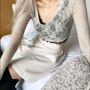 쓰리타임즈 플라워 시스루 크롭 베이지 브이넥 긴팔 티