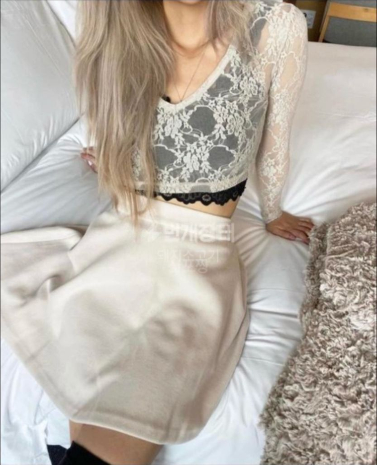 쓰리타임즈 플라워 시스루 크롭 베이지 브이넥 긴팔 티 이미지