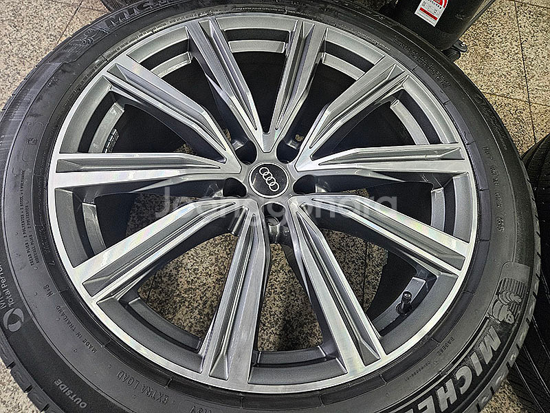아우디 Q8 55TDI 정품 21인치 휠타이어 셋트--2