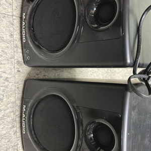 M-AUDIO AV 40