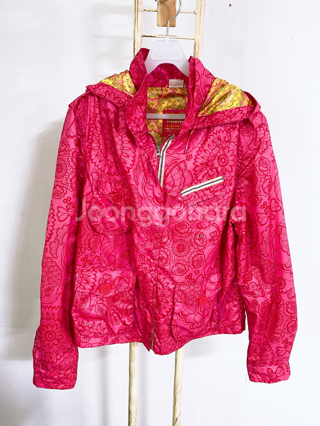 (여성42사이즈)오일릴리멀티로고후드바람막이자켓--0