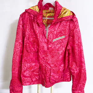 (여성42사이즈)오일릴리멀티로고후드바람막이자켓