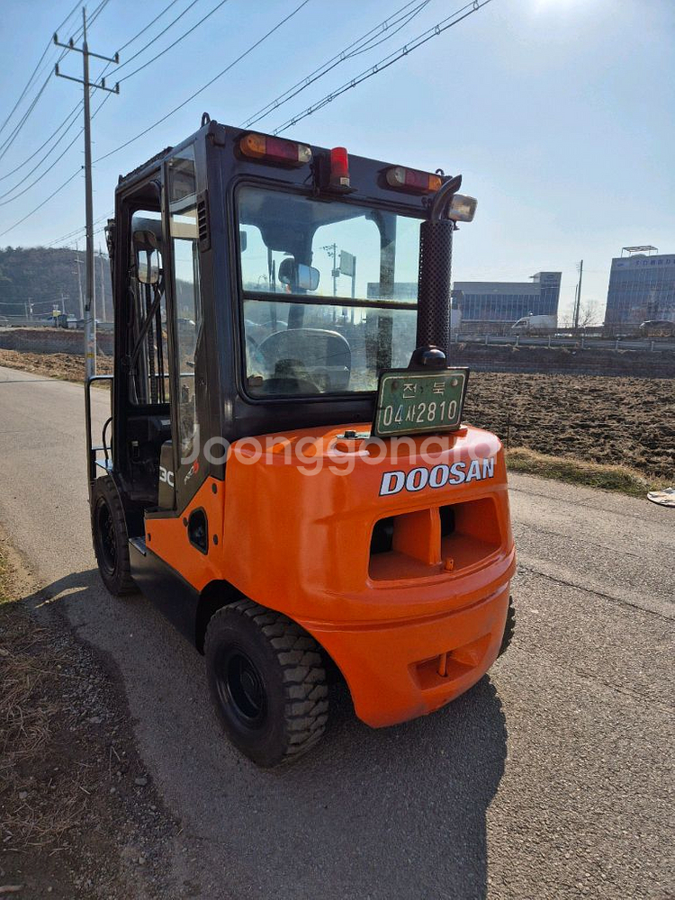 중고지게차 두산 프로5 3톤 자동발 싸이드쉬프트--2