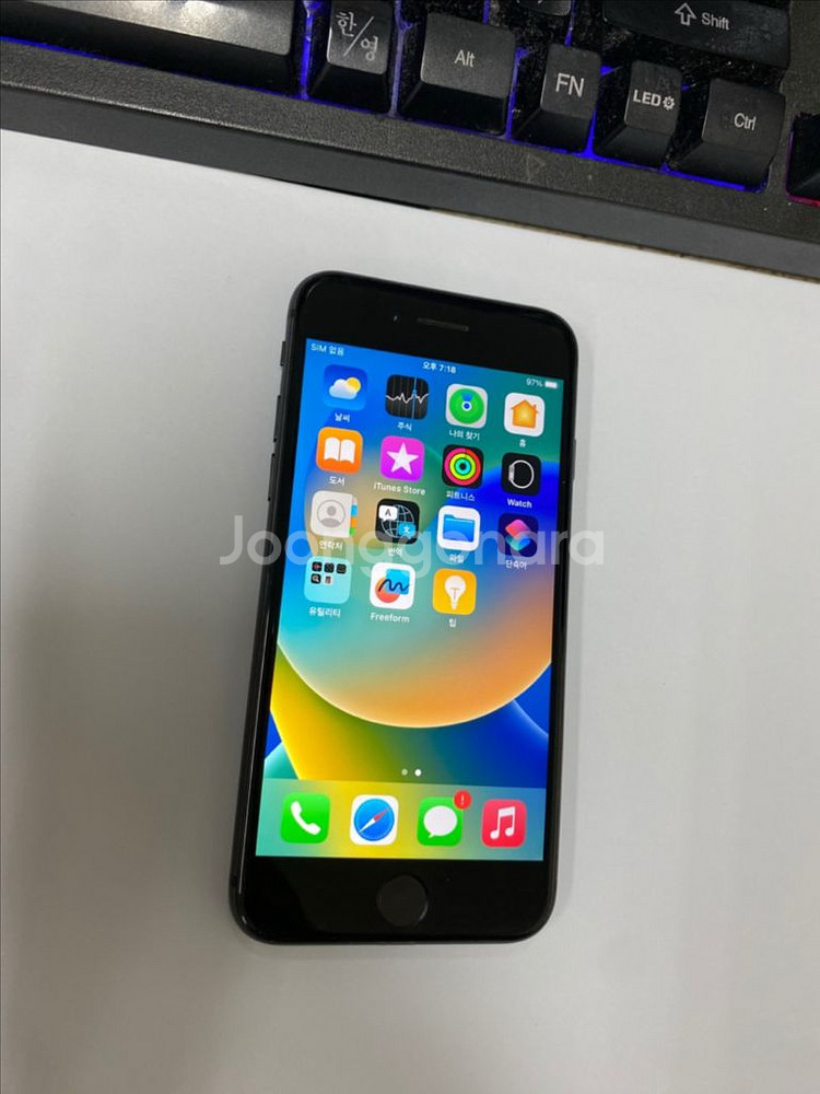 아이폰8 스그 A급 256Gb 배터리성능100%--1