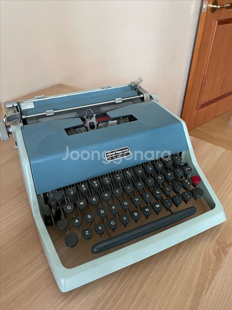 빈티지 Olivetti 타자기--0