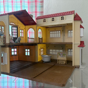 실바니안패밀리 비밀다락방이있는불이들어오는빨간지붕이층집