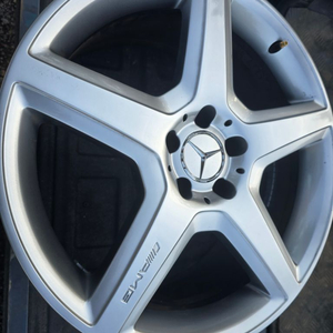 w219cld63amg 순정입니다 생활기스정도있습니다