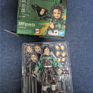 귀멸의칼날 SHF 탄지로 피규어