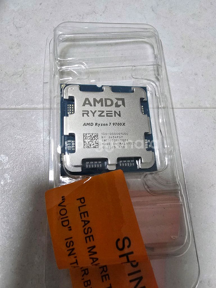 AMD Ryzen 7 9700X CPU--0