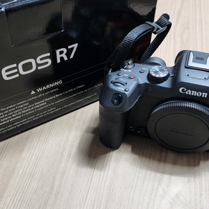 캐논 EOS R7 카메라 신품급 판매합니다.