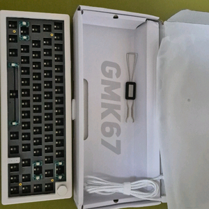 GMK67 화이트 색상 키보드 베어본