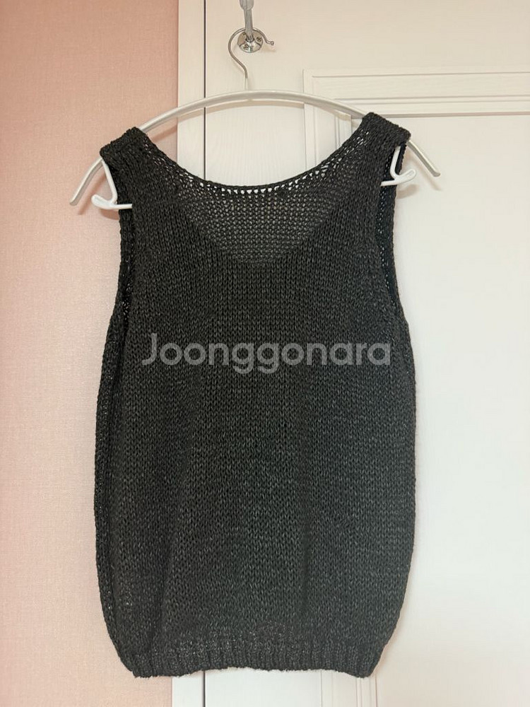 낫띵리튼 뱀부 브이넥 슬리브리스 니트 차콜--3