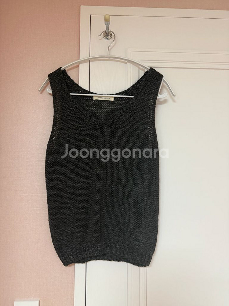 낫띵리튼 뱀부 브이넥 슬리브리스 니트 차콜--2