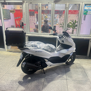 혼다 PCX 스쿠터 화이트
