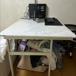 대리석 책상, 의자