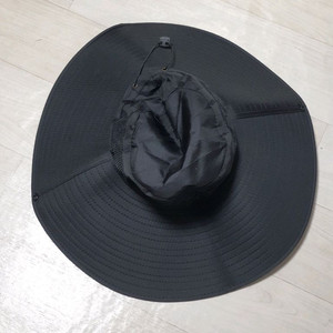챙 엄청 넓은 검정 모자 새상품