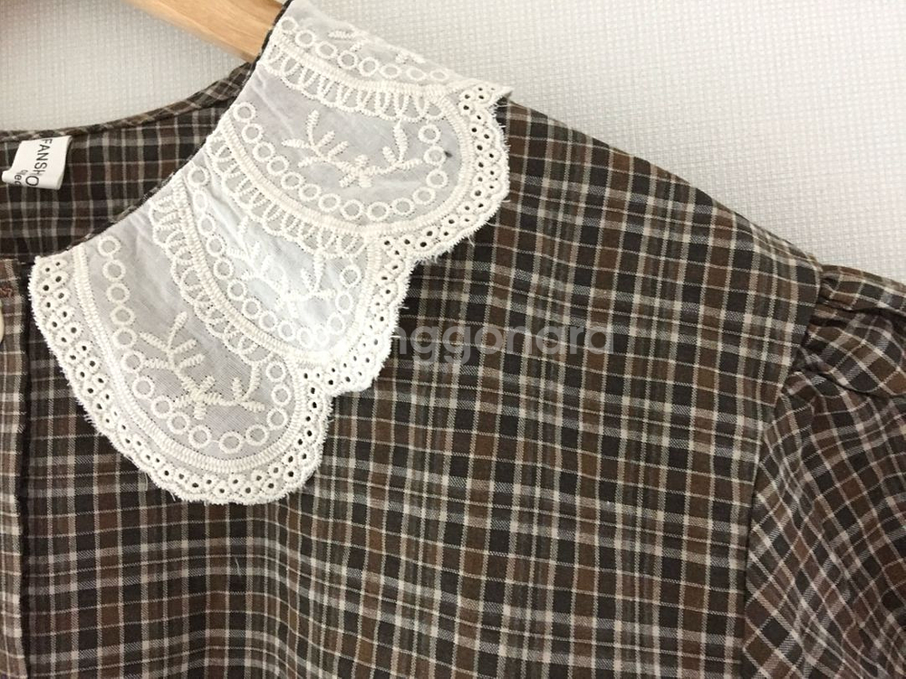 (새) 브라운 체크 아일렛 카라 퍼프 면 블라우스--3