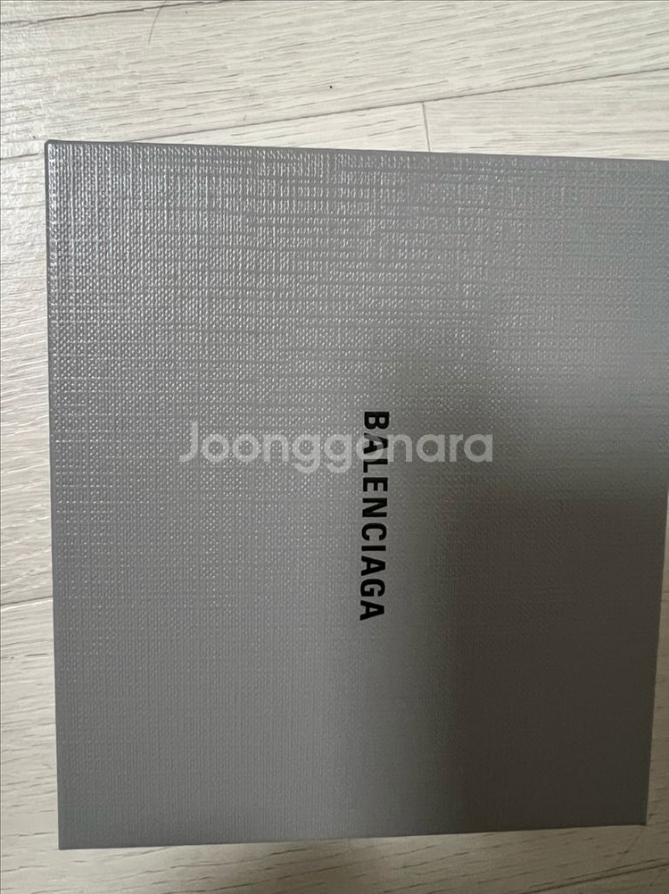 새상품 발렌시아가 지갑 판매합니다--0