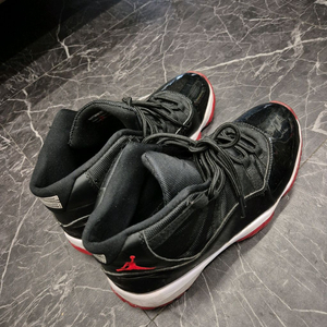 Jordan 11 Retro Low Bred