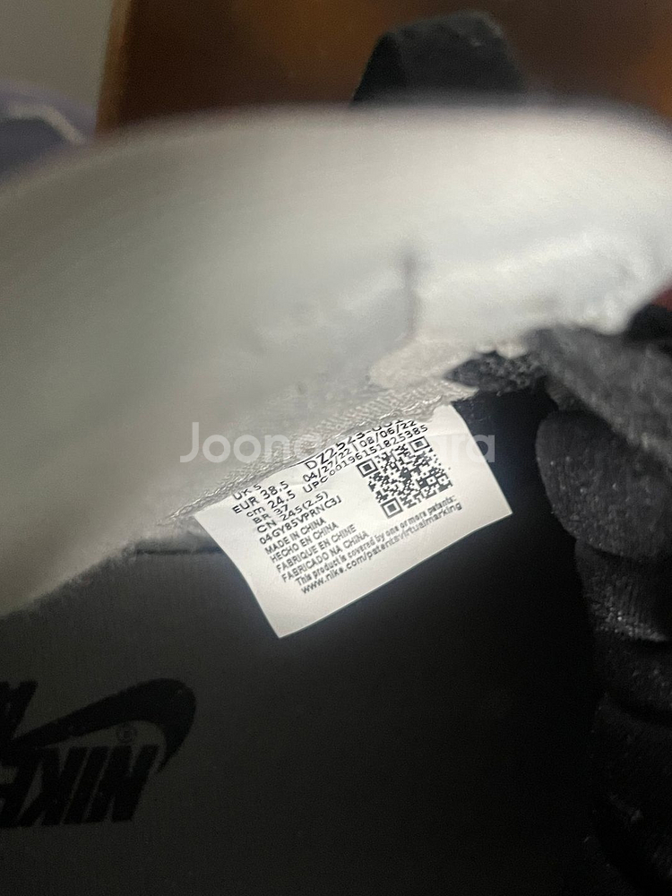 Nike Air Jordan 1 Retro High--3