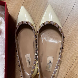 발렌티노 락스터드 플랫 아이보리