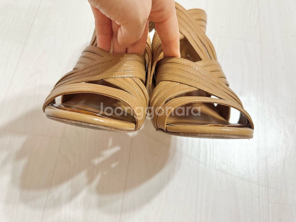 토리버치ㅡ 천연 가죽 샌들 230/6M/상태최상--5