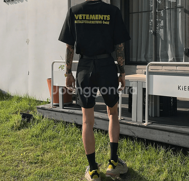 베트멍 메탈로고 옐로우 M 사이즈 팝니다.--2