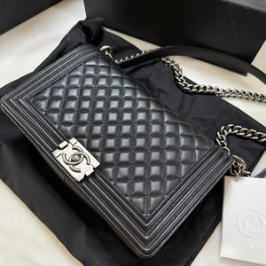 샤넬 보이백 미듐 블랙 빈티지 은장 캐비어